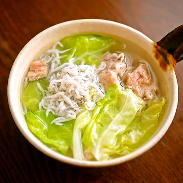 サケ中骨缶とシラス、春キャベツのスープ