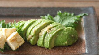 アボカドのにんにくみそ漬け