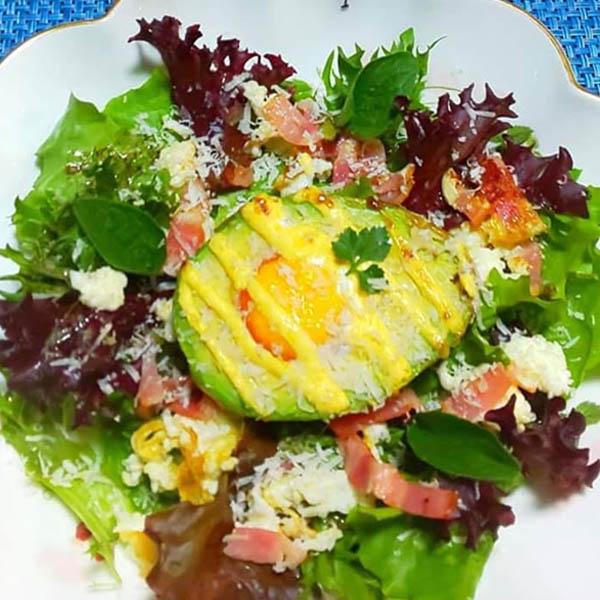 アボカド卵のグリル サラダ