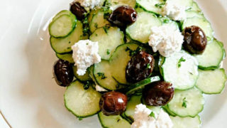 キュウリとオリーブのサラダ