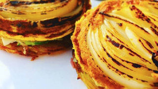 新じゃが芋と新玉ねぎのバーガー