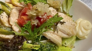 しっとり鶏ムネ肉のサラダ