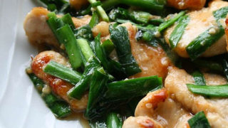 やわらか鶏ムネ肉とニラの味噌炒め