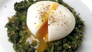 ブロッコリーと卵を使ったビスマルク風