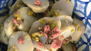 里芋と桜の花の春サラダ