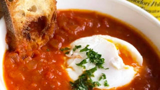ポーチドエッグとトマトの熱々スープ
