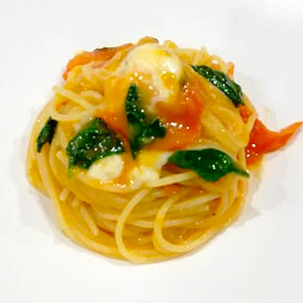 完熟トマトとバジルとモッツァレラのスパゲッティ