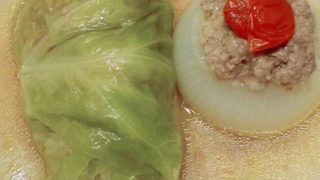 新玉ねぎの肉詰めと新キャベツロール スープ煮