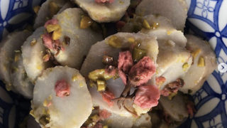 里芋と桜花のサラダ